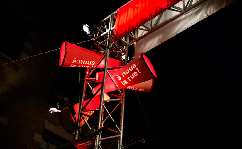 Gros plan de stencils typographiques sur les porte-voix géants fabriqués sur mesure illuminés en rouge avec backlight la nuit