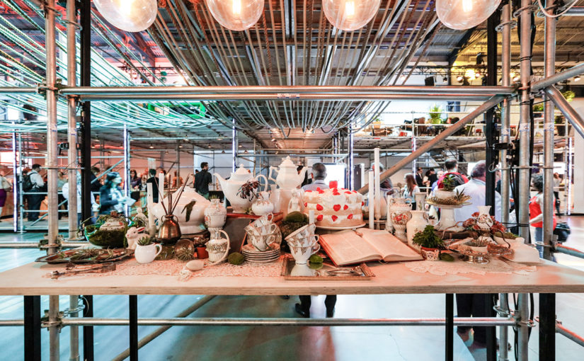 Présentoir décoratif dans le lounge Braindates à C2 à Montréal.