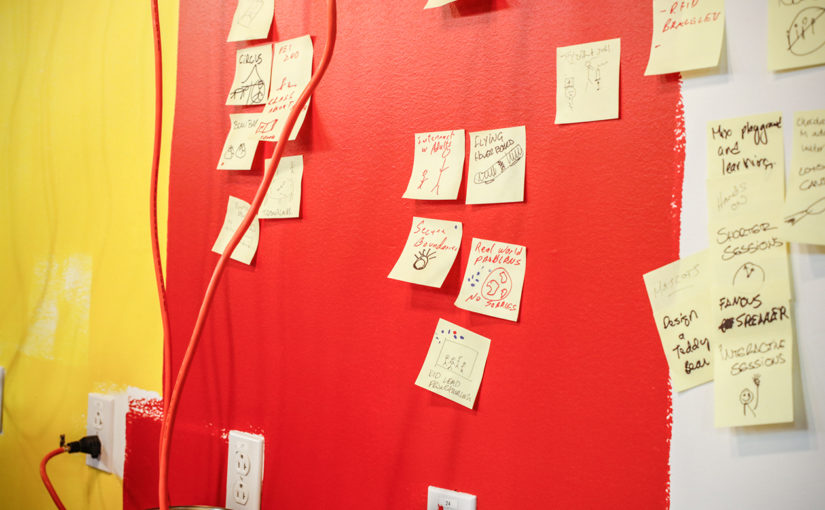 Détail d'un brainstorm de groupe lors d'un atelier créatif à C2 à Montréal.