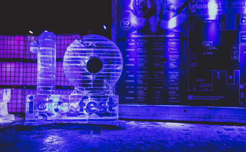 Empilade de totes en forme de cubes géants formant le nombre 10 sculpté en glace rétroéclairé devant le mur de programmation