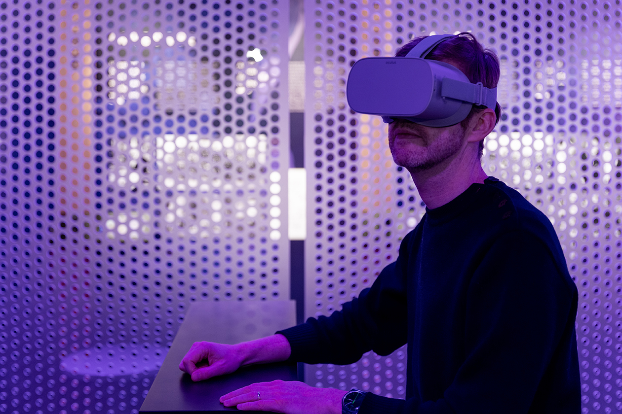 Gros plan sur un spectateur vivant l’expérience interactive vibrante grâce à un casque VR doté d’intelligence artificielle